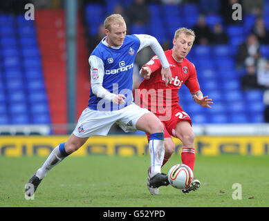 Chris Solly, de Charlton Athletic, et Robbie Simpson, d'Oldham Athletic, se battent pour le ballon lors du match de la npower football League One à Boundary Park, Oldham. Banque D'Images