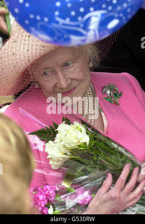 La Reine mère rencontre des loueurs d'anniversaire sur le domaine de Sandringham, Norfolk après avoir assisté à l'église avec la Reine . Banque D'Images
