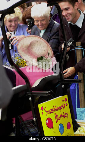 La Reine mère rencontre des loueurs d'anniversaire sur le domaine de Sandringham, Norfolk, après avoir assisté à l'église avec la Reine . Banque D'Images