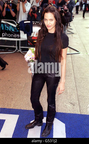 L'actrice américaine Angelina Jolie, l'une des stars du film, arrive pour la première européenne de 'Gone in 60 seconds' au cinéma Odeon West End, à Leicester Square, Londres. Banque D'Images