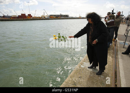 Les descendants des victimes de la catastrophe du Titanic ont jeté des roses sur le quai de Southampton d'où le navire malade naviguait il y a 100 ans aujourd'hui. Banque D'Images