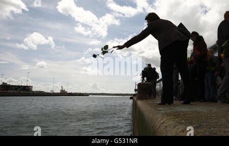 Les descendants des victimes de la catastrophe du Titanic ont jeté des roses sur le quai de Southampton d'où le navire malade naviguait il y a 100 ans aujourd'hui. Banque D'Images