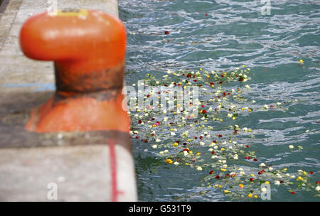 Les roses jetées par les descendants des victimes de la catastrophe du Titanic flottent sur le quai de Southampton d'où le navire malade naviguait il y a 100 ans aujourd'hui. Banque D'Images