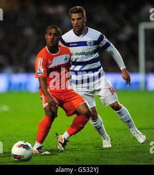 Soccer - Barclays Premier League - Queens Park Rangers v Swansea City - Loftus Road.Wayne Routledge de Swansea City (à gauche) et Akos Buzsaky des Queens Park Rangers en action Banque D'Images