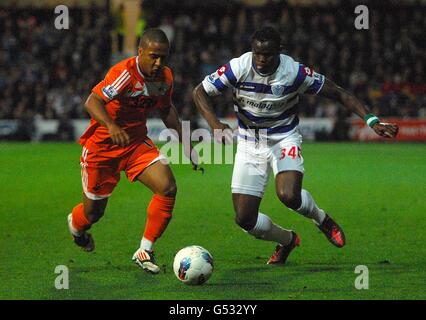 Soccer - Barclays Premier League - Queens Park Rangers v Swansea City - Loftus Road.Wayne Routledge (à gauche) de Swansea City et Taye Taiwo des Queens Park Rangers se battent pour le ballon Banque D'Images