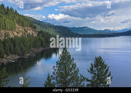 Christina Lake Colombie-Britannique Canada avec des arbres en premier plan un jour de printemps Banque D'Images