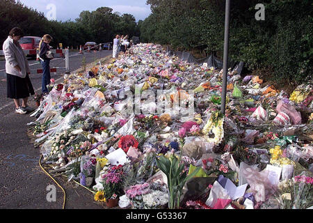 Le côté de la route A29, à Pulborough West Sussex, a rendu hommage à Sarah Payne, une écolière assassinée de huit ans.L'immense exposition publique de fleurs et de cadeaux doit être retirée par le Conseil de Pulborough. Banque D'Images