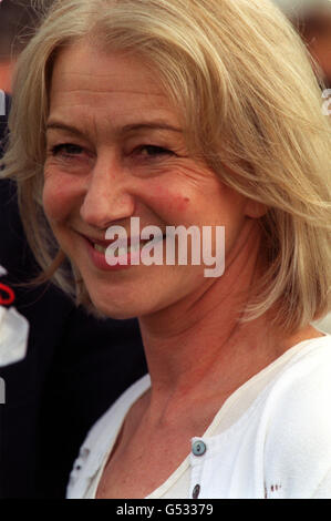 L'actrice britannique Helen Mirren au tournoi de polo Cartier International 2000 à Windsor dans le Berkshire.* 4/10/01: Helen Mirren présentera un programme spécial de BBC1 sur les victimes des attaques sur New York.La star primée, qui apparaît dans les avant-premières de la production de Broadway Dance of Death in the City, a enregistré sa voix off pour l'offre spéciale d'une heure hier.L'actrice a été invitée à faire le travail après qu'elle ait été repérée par une équipe de cinéma de la BBC parlant aux gens de New York à la suite de l'attaque terroriste.Elle et son mari, Taylor Hackford, ont été tellement émouvés par les événements du 11 septembre Banque D'Images