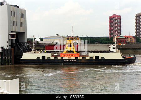 Ferry de Woolwich à Londres. Le ferry de Woolwich sur la Tamise, à Londres. Banque D'Images