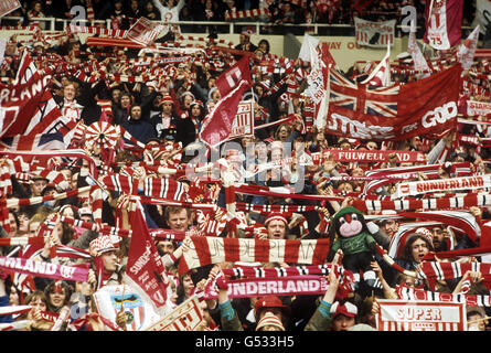 Les fans de Sunderland applaudissent à leur équipe lors de la finale de la coupe FA contre Leeds United à Wembley. Banque D'Images