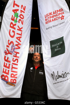 L'ancien joueur de cricket Sir Ian Botham, alors qu'il se prépare à commencer la première étape de sa 14e marche caritative, en soutien à Leukemia & Lymphoma Research, de Glasgow. Banque D'Images