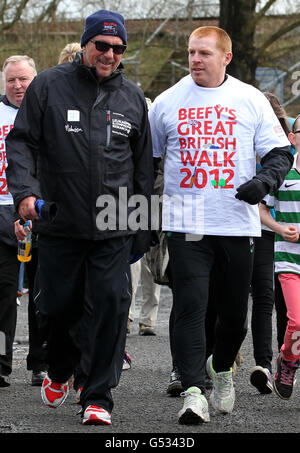 Sir Ian Botham, légende du cricket (à gauche), et Neil Lennon, directeur du Celtic, marchent dans le parc national de Drumpellier, à Coatbridge, pendant la première étape de la 14e marche caritative de Sir Ian, pour soutenir Leukemia & Lymphoma Research. Banque D'Images