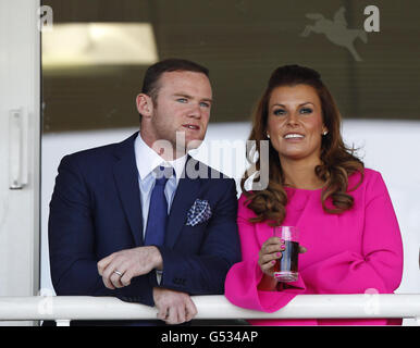 Wayne Rooney et son épouse Coleen durant la première journée de la grande rencontre nationale de John Smith en 2012 à l'hippodrome d'Aintree, à Liverpool. Banque D'Images