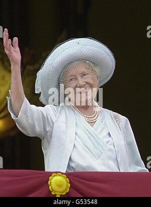La Reine mère passe du balcon aux milliers de spectateurs qui se sont rassemblés devant le palais de Buckingham, lors de ses célébrations du 100e anniversaire. * 30/3/02: La Reine mère est morte paisiblement dans son sommeil au Royal Lodge, Windsor, a annoncé Buckingham Palace. Banque D'Images
