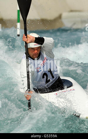 Richard Hounslow, en Grande-Bretagne, est en action lors de l'événement individuel de kayak masculin au cours du premier jour des essais de sélection de Tesco Canoe Slalom 2012 au Lee Valley White Water Centre, Waltham Cross. Banque D'Images