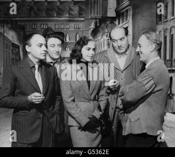 Judy Verity, âgée de dix-sept ans, « miss Jamaica » rencontre des personnages durs mais amicaux lors d'une visite aux studios Ealing.Elle a regardé tourner sur le nouveau thriller de comédie Michael Balcon, « The Ladytuler », et est photographiée en discutant avec la star Alec Guinness (r), et les membres du gang (l-r) Herbert LOM, Peter Sellers et Danny Green.Judy, un modèle de Kingston, en Jamaïque, a gagné un voyage en Grande-Bretagne et un test d'écran de rang comme l'un des prix dans le concours Miss Jamaïque. Banque D'Images