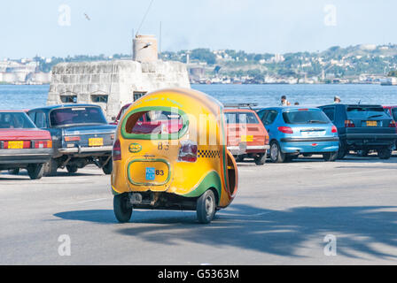 Cuba, La Havane, Coco, Coco Taxi Amarillo grâce à La Havane Banque D'Images