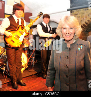 La duchesse de Cornwall rencontre un groupe hommage aux Beatles après les avoir entendu jouer lors de sa visite à l'attraction Beatles Story à Albert Dock, Liverpool. Banque D'Images