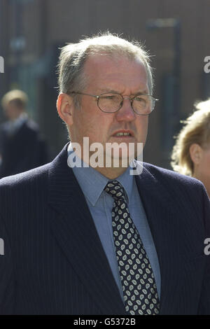 L'ancien surintendant principal David Duckenfield arrive à la cour de la Couronne de Leeds. Le jury du procès de deux officiers supérieurs de police, David Duckenfield et Bernard Murray, accusés d'homicide involontaire coupable de la catastrophe de Hillsborough, reprendra les délibérations. Banque D'Images