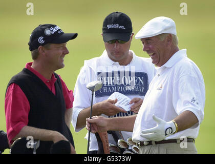 Christy O'Connor Jnr (R) d'Irlande partage une blague avec American Mark Brooks sur le 1er green aux championnats de golf ouverts à St Andrews, en Écosse. Banque D'Images