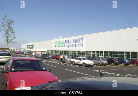 Le magasin ASDA Wal-Mart à Patchway, sur la M5, près de Bristol. Le détaillant américain a marqué le début de son assaut contre l'industrie britannique des supermarchés avec le dévoilement de son premier supercenter britannique. Le magasin ouvre officiellement au public le 24/7/00. * Wal-Mart, qui a repris la chaîne Asda en 1999 dans un contrat de plusieurs milliards de livres, prévoit une série de magasins massifs à partir de Bristol et de près suivis par des points de vente similaires à Havant, Hampshire, et Minworth, près de Sutton Coldfield, West Midlands. Banque D'Images