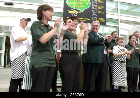 Personnel du magasin ASDA Wal-Mart, à Patchway, sur la M5, près de Bristol.Le détaillant américain a marqué le début de son assaut contre l'industrie britannique des supermarchés avec le dévoilement de son premier supercenter britannique.* le magasin ouvre officiellement au public le 24/7/00.Wal-Mart, qui a repris la chaîne Asda il y a près d'un an dans un accord de plusieurs milliards de livres, prévoit une série de magasins massifs, à commencer par Bristol et suivis de près par des points de vente similaires à Havant, Hampshire et Minworth, près de Sutton Coldfield, West Midlands. Banque D'Images