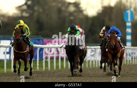 Baileys Jubilé monté par Silvestre de Sousa (à gauche) sur leur chemin vers la victoire dans le Betfred le Roi Bonus Bingo/British Stallion Studs E B F Maiden Stakes à l'hippodrome de Kempton Park. Banque D'Images