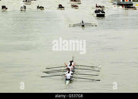 L'équipage de Cambridge (en bas) célèbre après avoir battu Oxford dans la 158e course de bateaux sur la Tamise, Londres. Banque D'Images