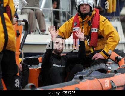 Aviron - 158e course de bateaux de la Xechaning - Londres.La 158e course en bateau est interrompue alors que la RNLI mène un nageur qui s'est interrompu sur la Tamise à Londres. Banque D'Images