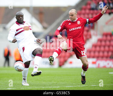 Alan McCormack de Swindon Town et Adebayo Akinfenwa de Northampton Town se battent pour le ballon lors du match de la npower football League Two au terrain du comté, Swindon. Banque D'Images