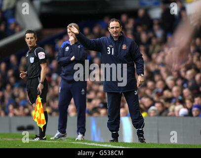 Martin O'Neill, directeur de Sunderland (à droite), fait des gestes en tant que David, directeur d'Everton Moyes (à gauche) se trouve sur la ligne tactile Banque D'Images