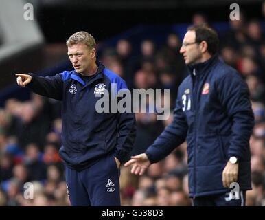 Football - Barclays Premier League - Everton / Sunderland - Goodison Park.Martin O'Neill, directeur de Sunderland (à droite), et David Moyes, directeur d'Everton (à gauche), gestuelle sur la ligne de contact Banque D'Images