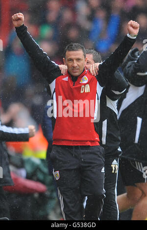 Derek McInnes, directeur de Bristol City, célèbre les résultats de Chris Wood le troisième objectif Banque D'Images