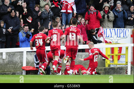 Les joueurs de Swindon Town célèbrent le but de Lee Holmes lors du match de la npower football League Two au terrain du comté, Swindon. Banque D'Images