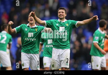 Football - Barclays Premier League - Tottenham Hotspur v Norwich City - White Hart Lane.Adam Drury (à gauche) de Norwich City et Russell Martin célèbrent après le match Banque D'Images