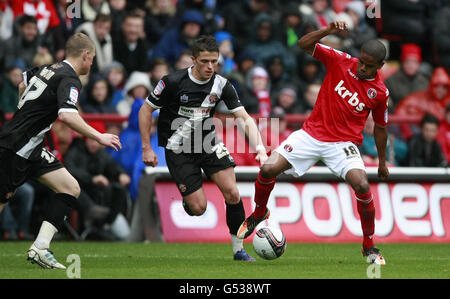 Bradley Pritchard (à droite) de Charlton Athletic et Florent Cuvelier de Walsall se disputent le ballon lors du match one de la npower football League à la Valley, Londres. Banque D'Images