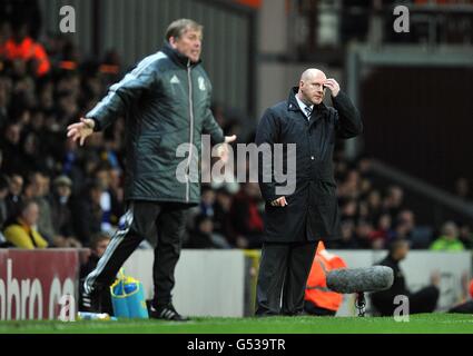 Soccer - Barclays Premier League - Blackburn Rovers / Liverpool - Ewood Park.Kenny Dalglish, le directeur de Liverpool (à gauche), et Steve Kean, le directeur de Blackburn Rovers, sur la ligne de contact Banque D'Images