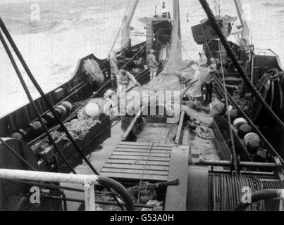 Les membres d'équipage à bord du chalutier de pêche 'Flydea' se préparent à abaisser le filet dans la mer du Nord.28/07/00: Trawlerman qui a perdu son emploi pendant les guerres de la morue avec l'Islande dans les années 1970 doit devenir admissible à des indemnités allant jusqu'à 20,000.* ...le gouvernement a annoncé. Banque D'Images