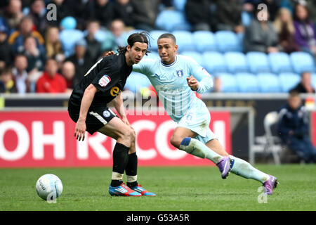 Jordon Clarke (à droite) de Coventry City joue le ballon autour de Peterborough United's George Boyd (à gauche) Banque D'Images