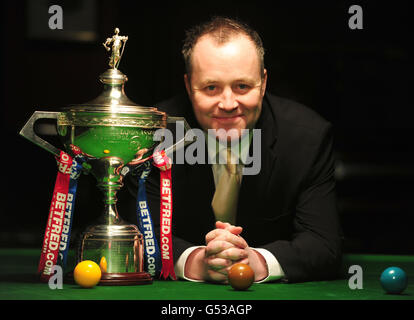 John Higgins, champion du monde actuel de Snooker, lors du lancement des Championnats du monde de Snooker de Betfred au RAC Club de Londres. Banque D'Images