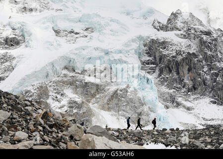 Marche avec l'expédition blessée du mont Everest.Membres de l'expédition Walking avec les blessés du mont Everest au camp de base. Banque D'Images