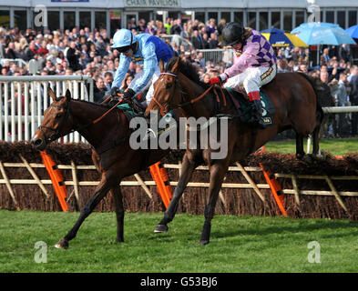 Courses hippiques - Grand National de John Smith 2012 - deuxième jour - Hippodrome d'Aintree.Lovcen, monté par Robert Thornton (à droite), gagne de Fingal Bay, monté par Richard Johnson dans la course de haies de John Smith, Sefton novices Banque D'Images