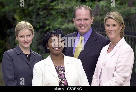 Le personnel de presse du Prince de Galles (G-D) Kirsten Clark (attachée de presse adjointe), Colleen Harris (Attachée de presse), Patrick Harrison (Attaché de presse adjoint) et Amanda Neville (Attachée de presse).* Harris, 44 ans, qui est son secrétaire de presse adjoint depuis avril 1988, a été promu au poste de secrétaire de presse du Prince et prend ses fonctions le lundi 07 2000 août.Le rendez-vous a été fait après la démission de l'ancien secrétaire de presse Sandy Henney suite à une rangée de photos du prince William prises pour marquer son 18e anniversaire. Banque D'Images