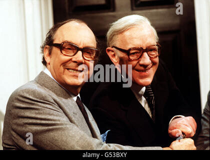 MORECAMBE ET GUINNESS: Comédien Eric Morecambe (à gauche) avec l'acteur Sir Alec Guinness.Sir Alec est invité à la nouvelle série du Morecambe and Wise Show. Banque D'Images