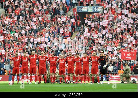 Football - FA Cup - demi-finale - Liverpool v Everton - Wembley Stadium.L'équipe de Liverpool observe une minute de silence pour ceux qui ont perdu la vie lors de la catastrophe de Hillsborough, il y a 23 ans demain Banque D'Images