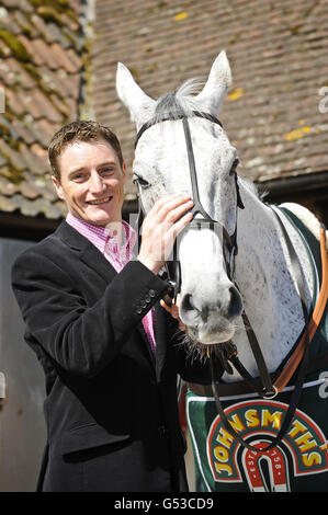 Courses hippiques - 2012 John Smith's Grand National - Neptune Collonges Victory Parade - Manor Farm stables.Grand gagnant national Neptune Collonges avec le jockey Daryl Jacob pendant le défilé de victoire aux écuries de ferme de Paul Nicholls Manor à Ditcheat. Banque D'Images