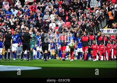 Football - FA Cup - demi-finale - Liverpool v Everton - Wembley Stadium.Les deux équipes marchent sur le terrain avant le début du match Banque D'Images