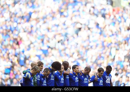 L'équipe d'Everton observe une minute de silence à la mémoire de ceux qui ont perdu la vie dans la catastrophe de Hillsborough, il y a 23 ans demain Banque D'Images