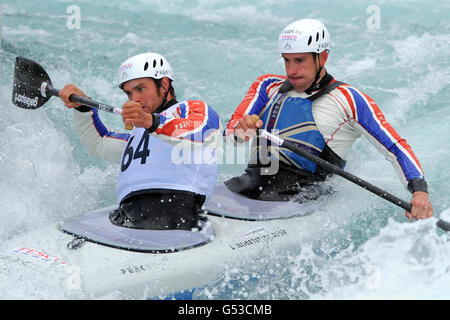 Tim Baillie (à gauche) et Etienne Stotte, en Grande-Bretagne, en action dans le Canoe Double lors du troisième jour des essais de sélection de Tesco Canoe Slalom 2012 au Lee Valley White Water Centre, Waltham Cross. Banque D'Images