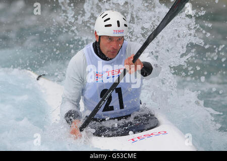 Richard Hounslow, en Grande-Bretagne, en action dans le Kayak Men's Single pendant le troisième jour des essais de sélection de Tesco Canoe Slalom 2012 au Lee Valley White Water Centre, Waltham Cross. Banque D'Images